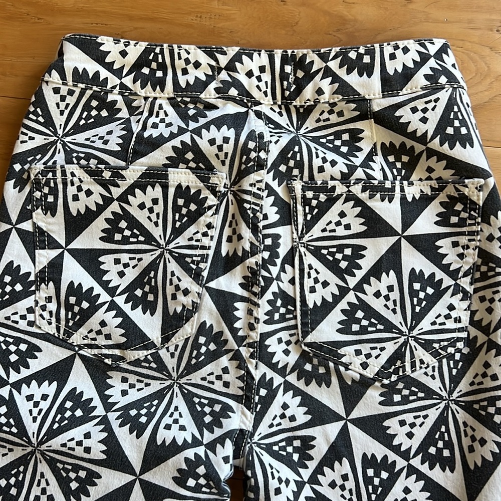 Like NEW FREE PEOPLE Float On Flare Jeans Black White Print US 25 (UK 4) - Picture 6 of 8